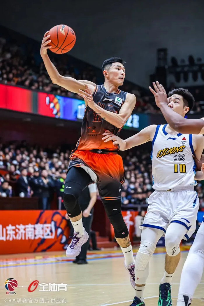 开云APP-球迷的呐喊与球队的蜕变：山东男篮主场战胜广厦背后的深层逻辑|山东队|浙江广厦|卫冕冠军|易建联|丁彦雨航_新浪体育_新浪新闻