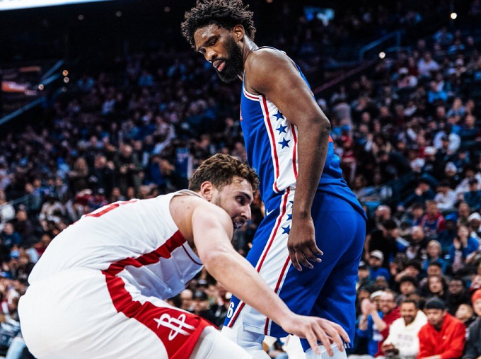 开云体育入口-库里轰38+8记三分仍无缘今日最佳！对不起，你碰到暴走的大帝了