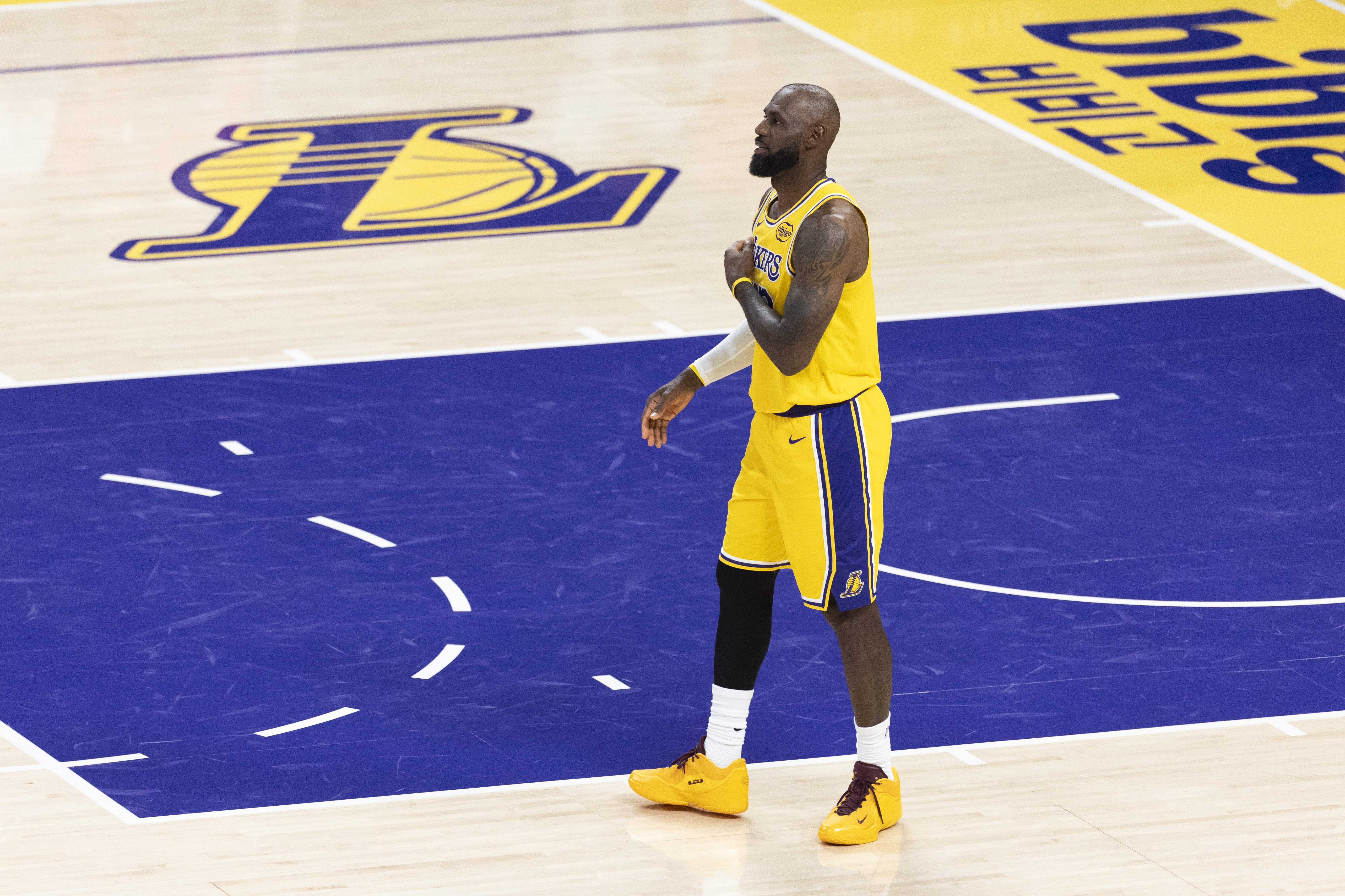 开云体育APP下载-Shams：詹姆斯本人&amp;联盟感觉他会再打一年 湖人表现影响他的未来