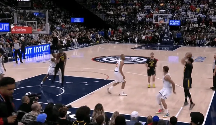 开云官网-小库里底角压哨三分投进还有加罚，勇士首节26-25领先快船