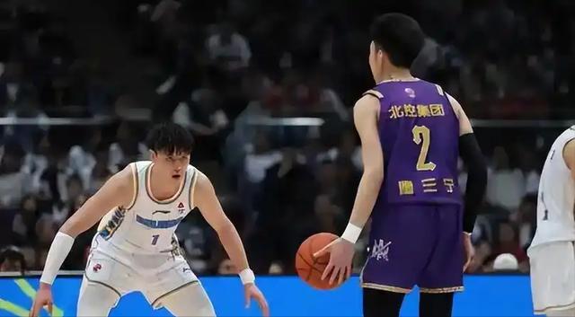 赛场礼仪引争议!.休赛后遗症显现,粤京战判罚尺度引球迷热议